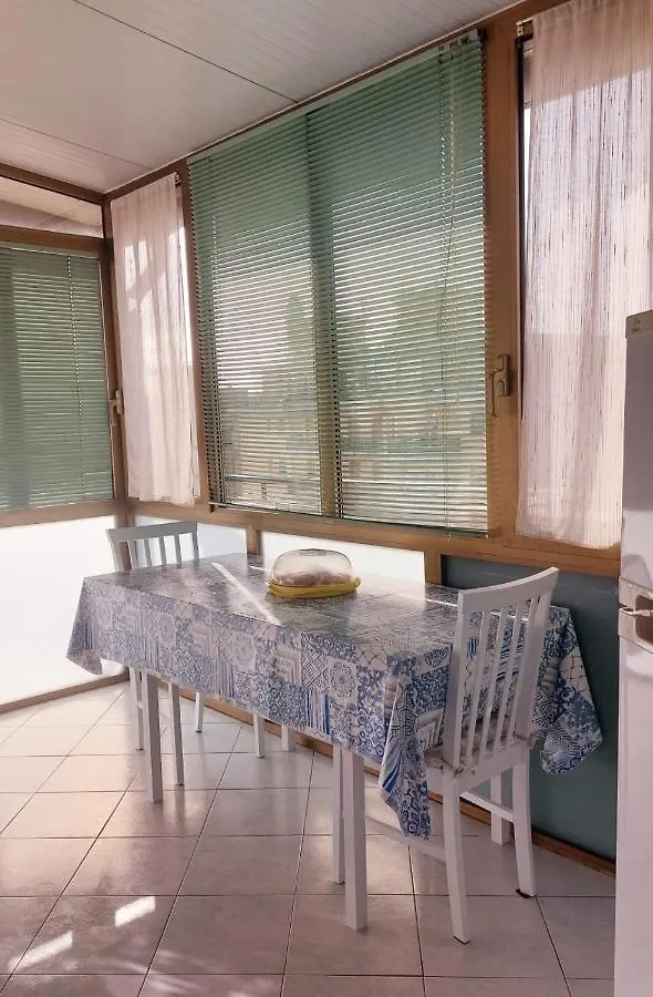 Attico trilocale con solarium a Borghetto Santo Spirito Appartamento Italia